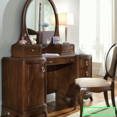 спаваћа соба-намештај-браон-сјај-махагони-дрво-даска-стол-са-овал-огледало-и-кабинет-складиштење-комбинирана-са-без-столица-и-бела-сјенило-столна лампа-антикуе- огледало са огледалом